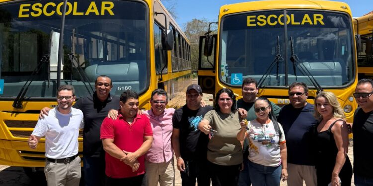 ÔNIBUS CLIMATIZADOS,NA REDE MUNICIPAL DE EDUCAÇÃO DE PIRIPIRI