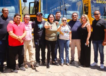 Prefeitura de Piripiri reforça frota escolar com entrega de três novos ônibus climatizados