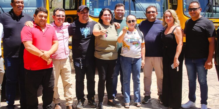 Prefeitura de Piripiri reforça frota escolar com entrega de três novos ônibus climatizados