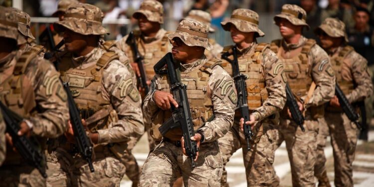 Mais de 1.800 policiais militares são homenageados por tempo de serviço; veja