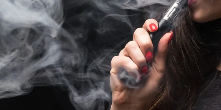 Vape e cigarro eletrônico elevam riscos cardíacos e causam rápida dependência