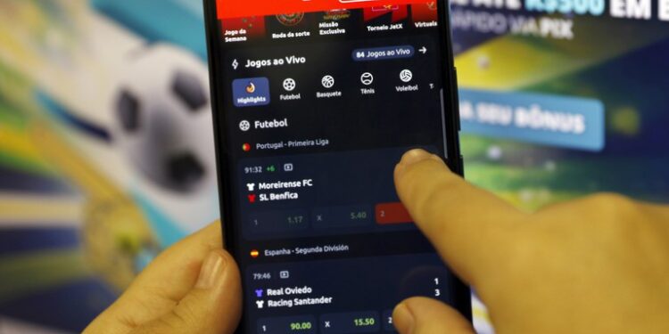 Governo publica norma para bets bloquearem beneficiários de Bolsa Família e BPC