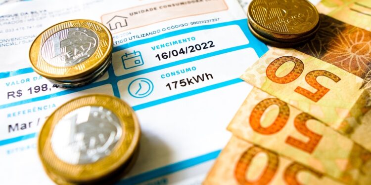 Nova lei dá gratuidade na conta de luz para milhões de famílias de baixa renda