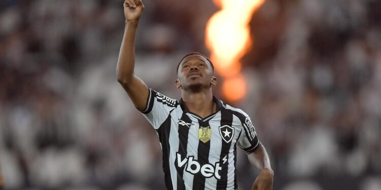 Botafogo faz o dever de casa, derrota o Bahia e entra no G4 do Brasileirão