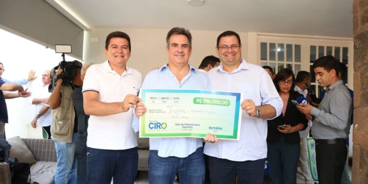 Histórico: Ciro anuncia mais de R$ 140 milhões para municípios piauienses em um único dia