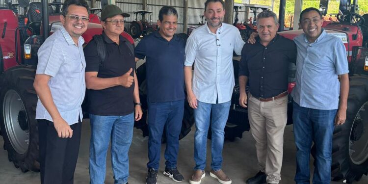 Átila Lira faz entrega de tratores e equipamentos agrícolas para associações de Piripiri e Brasileira