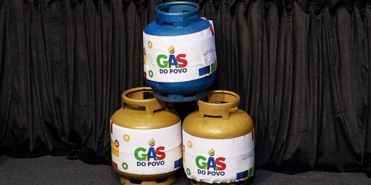 Gás gratuito chega a 1 milhão de famílias segunda