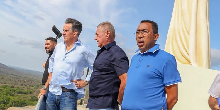 Prefeito agradece a Ciro Nogueira ao entregar obra com imagem de Jesus Cristo