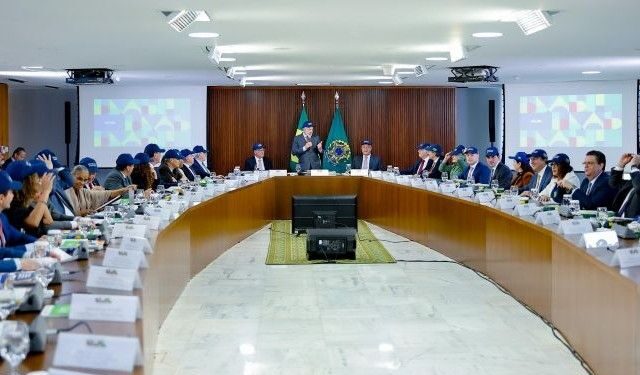 Lula faz última reunião ministerial; 20 dos 38 ministros devem deixar governo