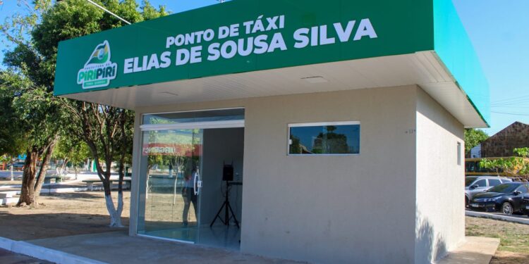 Prefeitura de Piripiri inaugura Ponto de Táxi Elias de Sousa Silva na Praça da Saudade