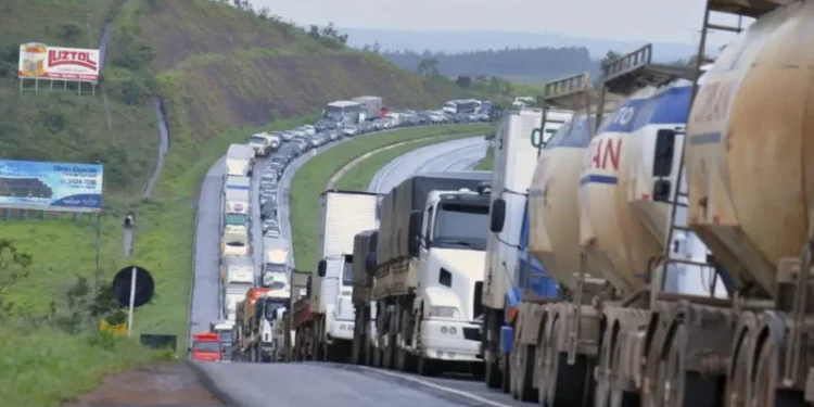 Greve dos caminhoneiros é protocolada e deve ter início nesta quinta-feira (4)