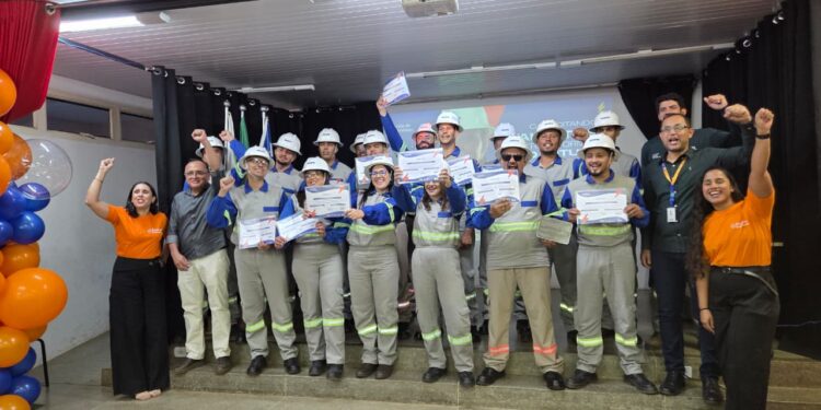 Equatorial Piauí forma 2ª turma da Escola de Eletricistas em Picos