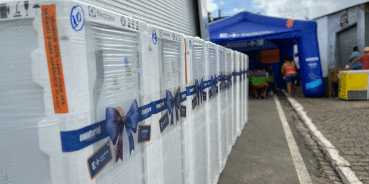 Programa de eficiência energética troca mais de 740 geladeiras de população baixa renda que vive no Piauí