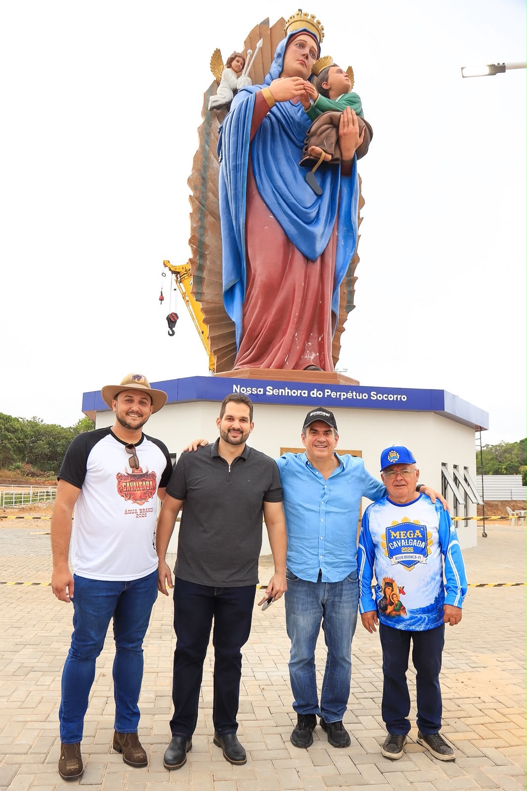 Em Água Branca, ao lado da estátua de N. Sra do Perpétuo Socorro, Ciro Nogueira prestigia solenidades com lideranças