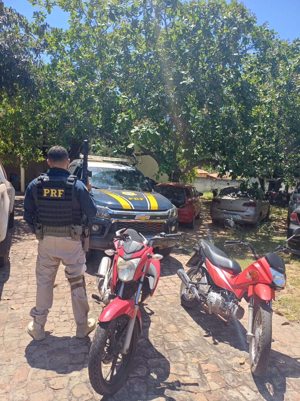 PRF recupera motocicletas com registro de roubo e sinais de adulteração em Piracuruca (PI)