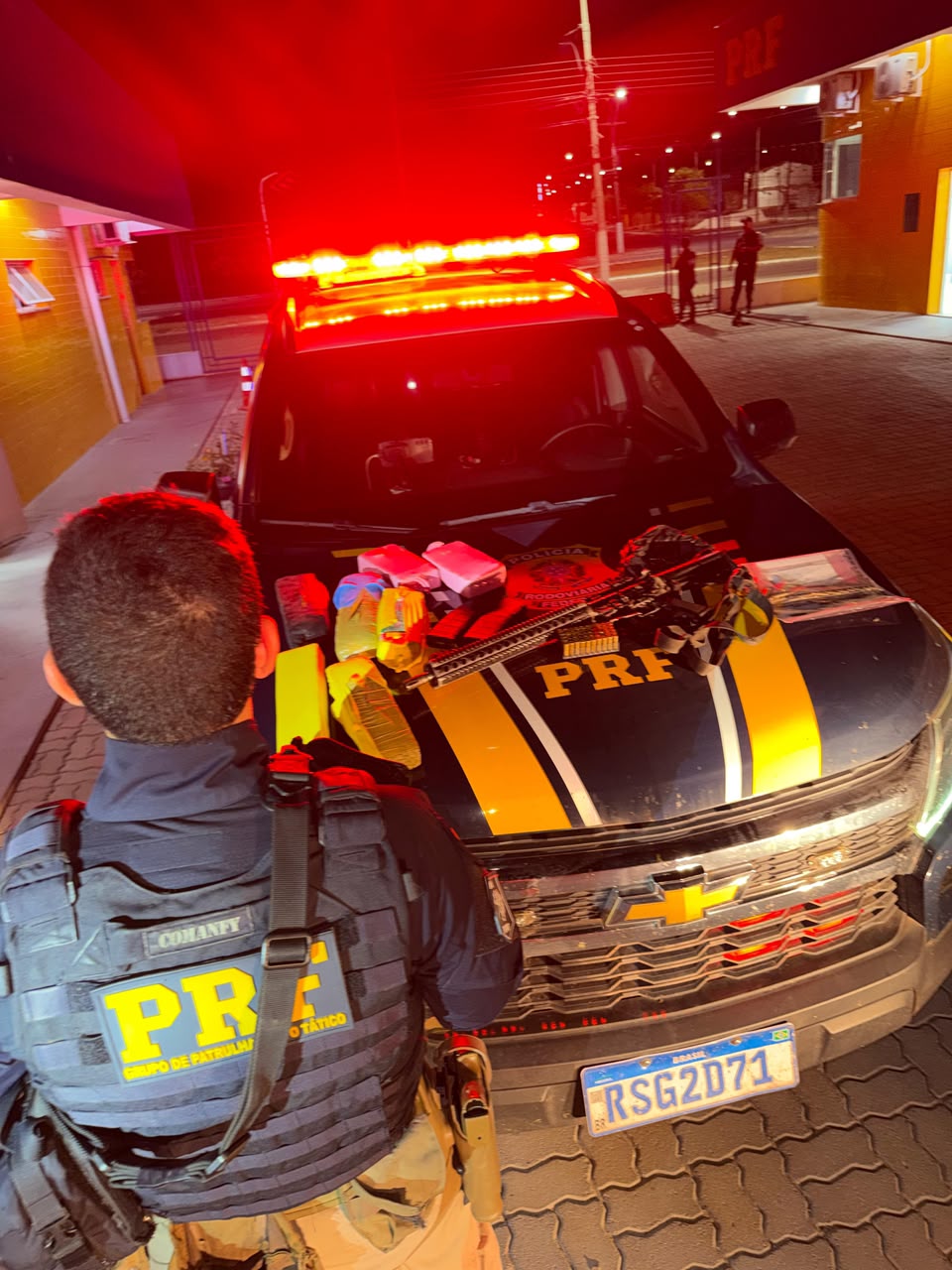 PRF apreende fuzil, drogas e munições durante ação integrada e cumpre mandados de prisão no litoral do Piauí