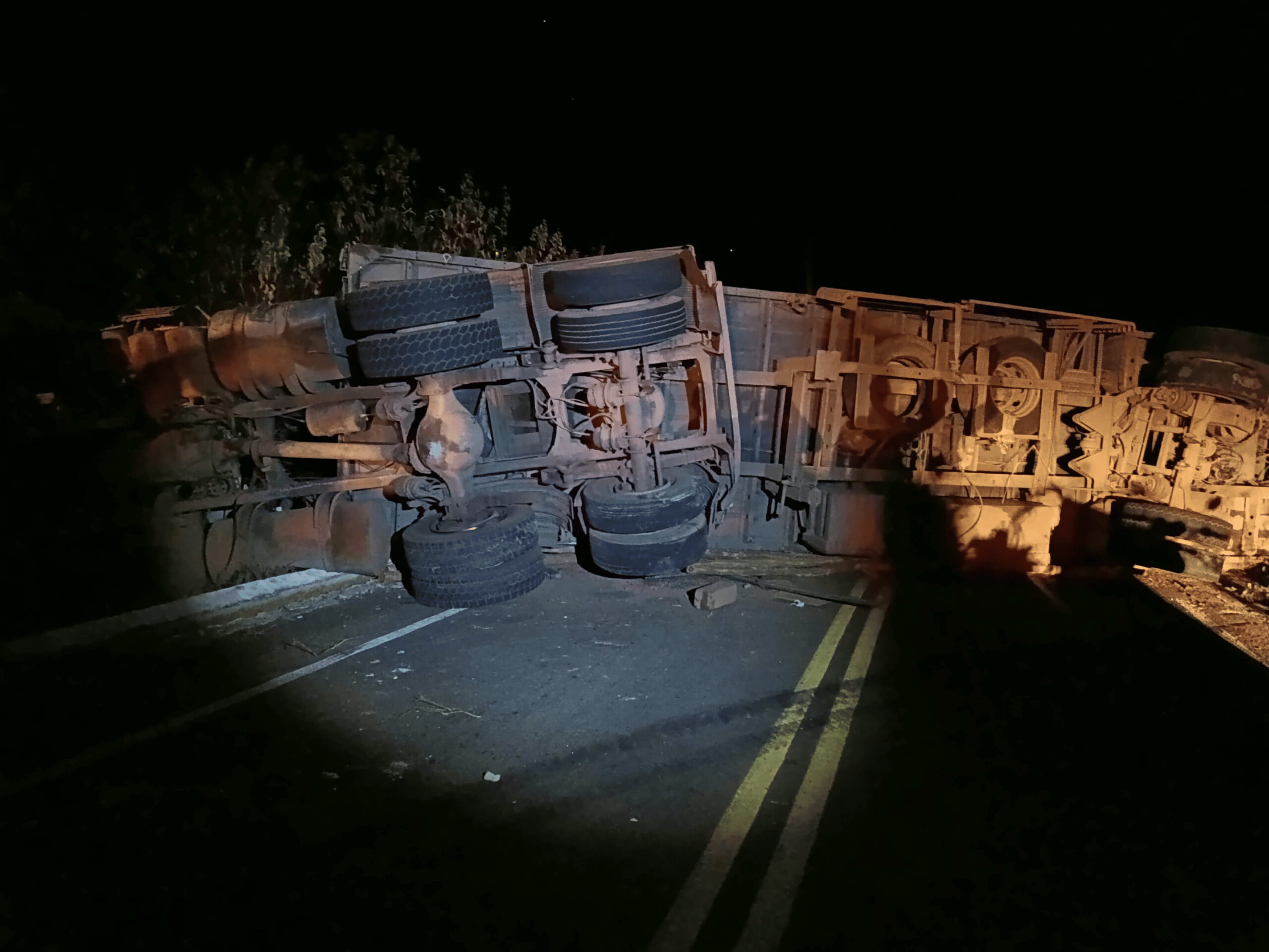 Carreta carregada de madeira tomba e deixa rodovia interditada por horas no PI