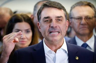 Flávio Bolsonaro promete a aliados rever ou derrubar fim da escala 6×1