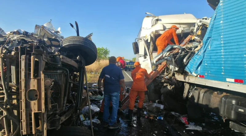Colisão entre caminhões deixa três pessoas mortas na BR-343, no Piauí