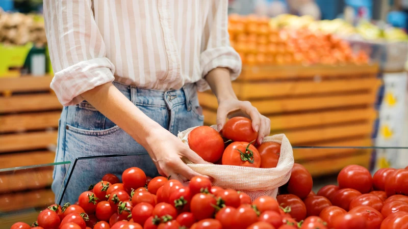 Tomate sobe 24% e puxa alta de 0,32% na inflação de outubro